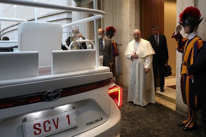 autos, cars, toyota, auto news, mirai, pope, toyota mirai, the pope now drives a toyota mirai
