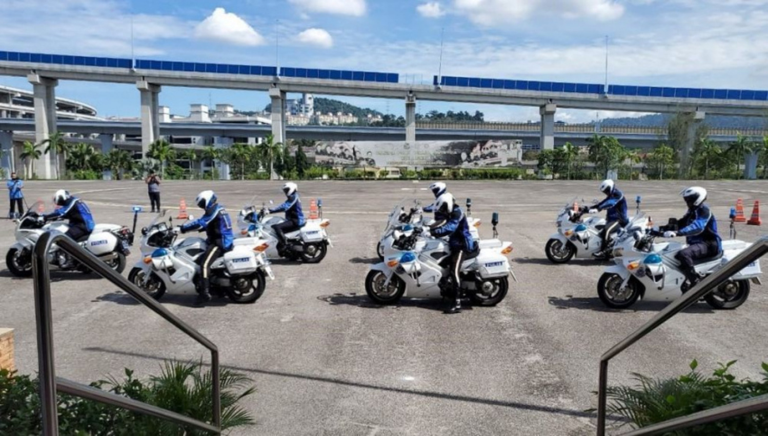 autos, cars, auto news, convoy, junction, motorcycle, negri sembilan, pdrm, polis trafik, port dickson, pdrm looking for fake traffic marshal, stops traffic for pd bike convoy