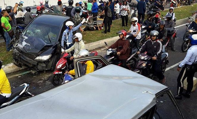 autos, cars, reviews, accident, crash, insights, malaysia, traffic, video: cctv recordings of sogo crash incident show it all