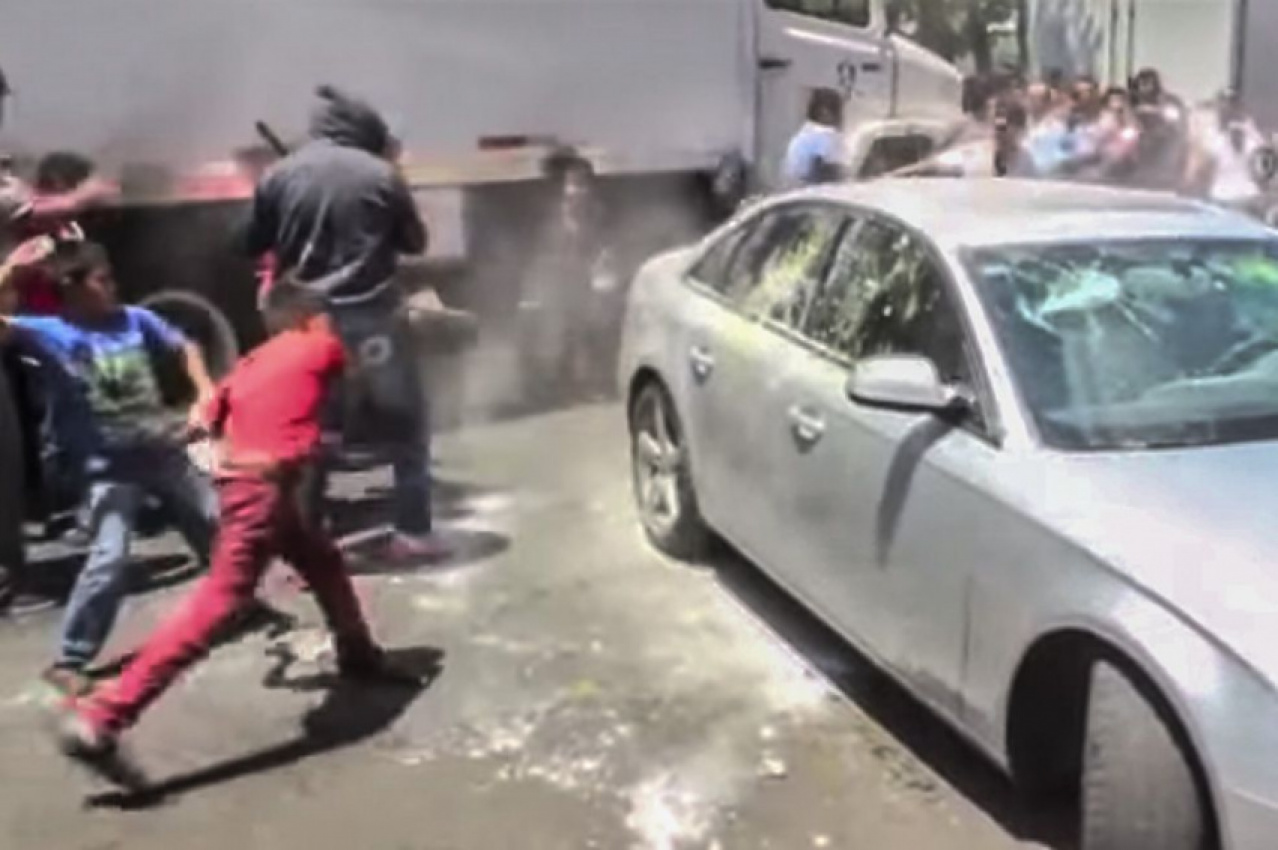 autos, cars, reviews, 2015 uber, a4, audi, fiesta, ford, insights, mexico city, protest, uber, violence, video: protesters turn violent on uber partner cars in mexico city