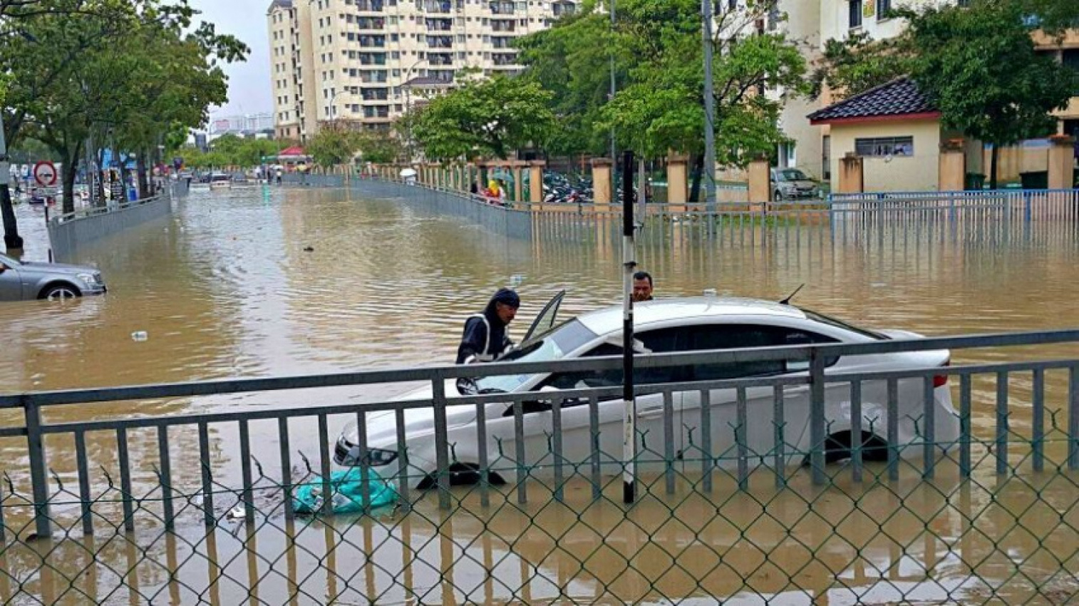 autos, cars, reviews, drainage system, flash flood, flooded roads, health, insights, klang valley, pollution, safety, shah alam, traffic, flash floods bring klang valley to its knees - root causes aplenty?
