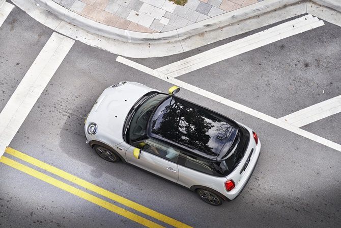 autos, cars, mini, reviews, cooper se, electric car, mini cooper, mini cooper se, first drive: 2020 mini cooper se – realistic electric mobility