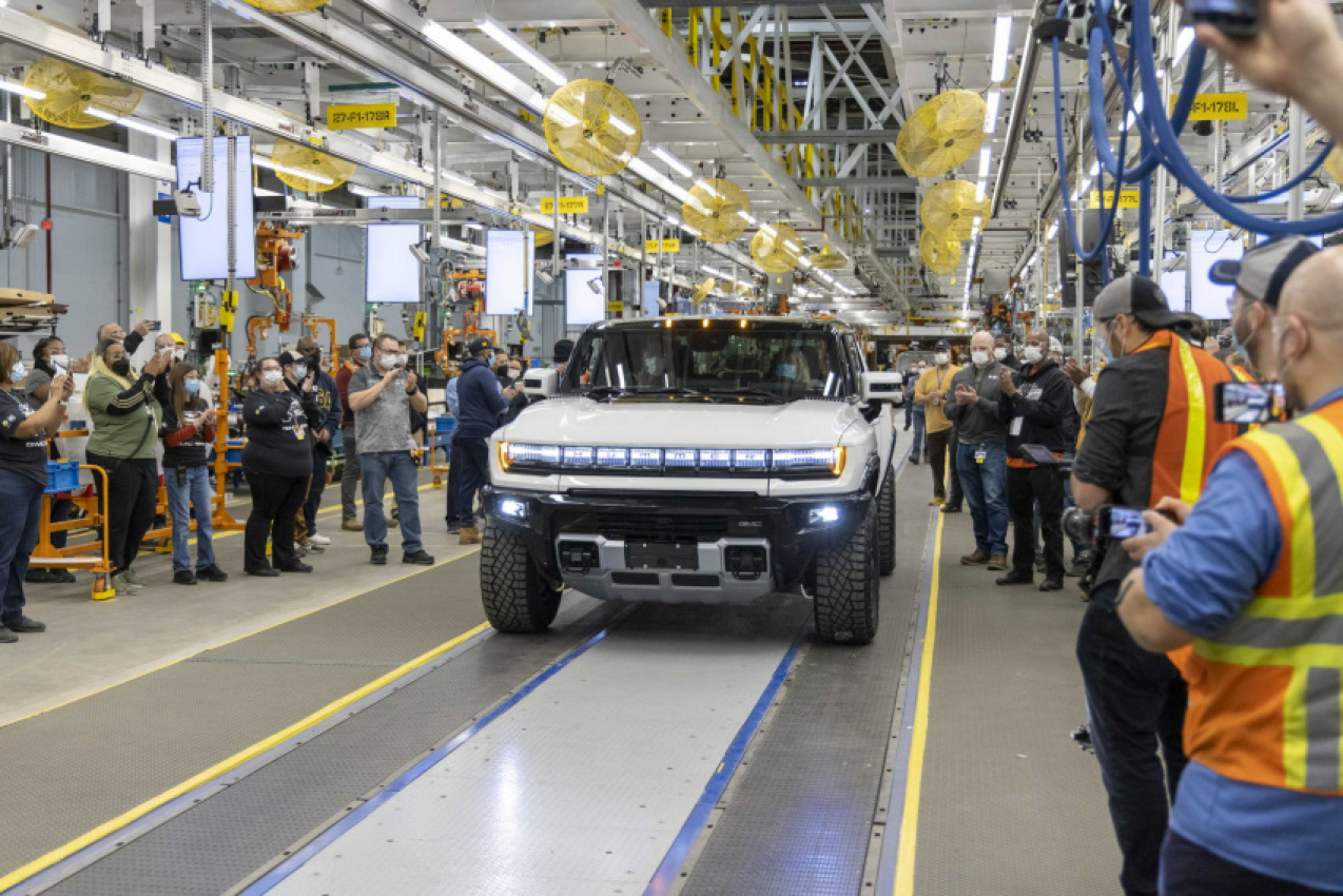 autos, cars, news, cadillac, cadillac lyriq, chevrolet, chevrolet silverado, electric vehicles, general motors, gmc hummer, industry, reports, gm to increase ev production by 600 percent in 2022