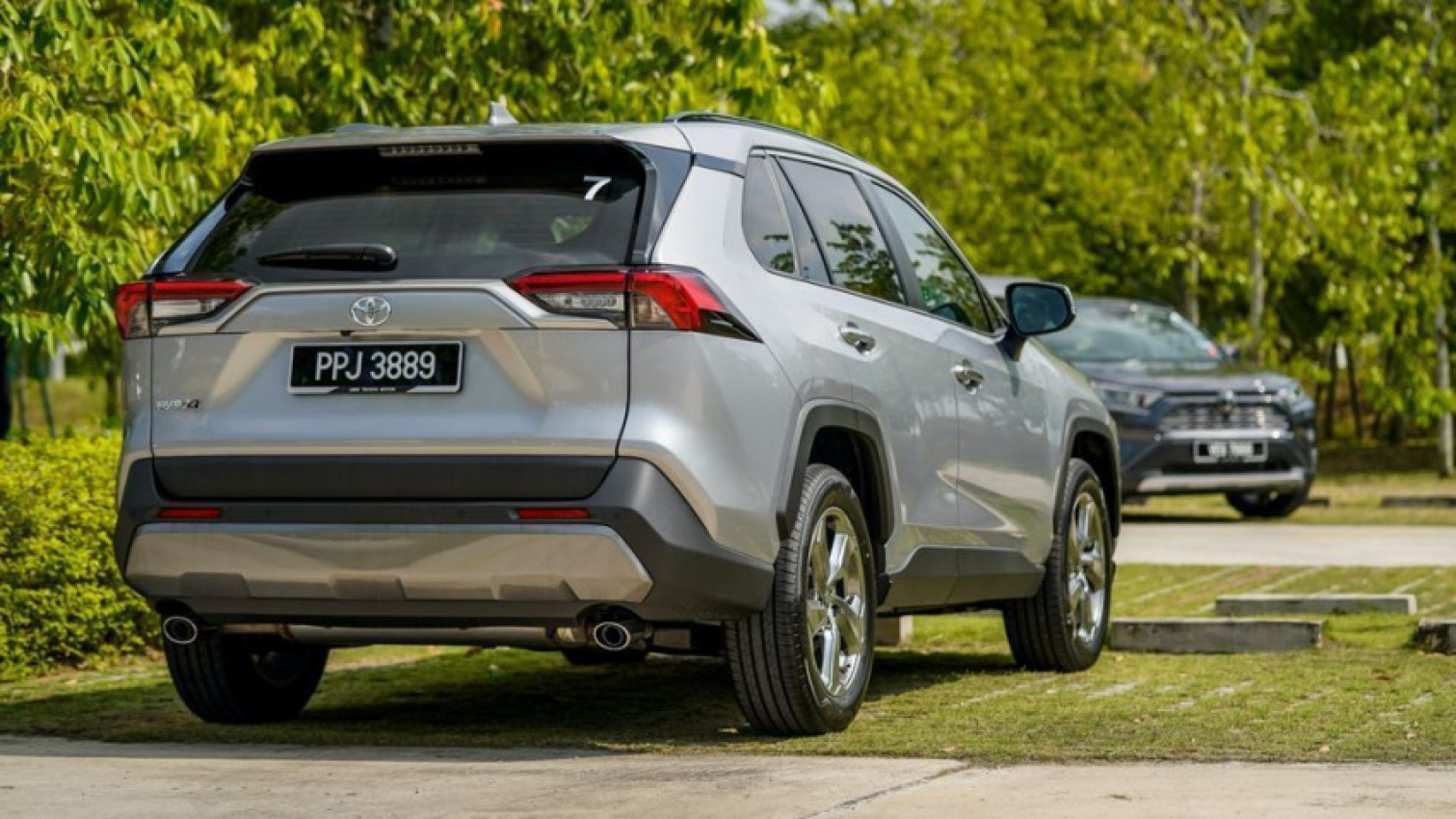 autos, cars, reviews, toyota, android, rav4, toyota rav4, android, review: can these 5 things justify the toyota rav4’s price tag?