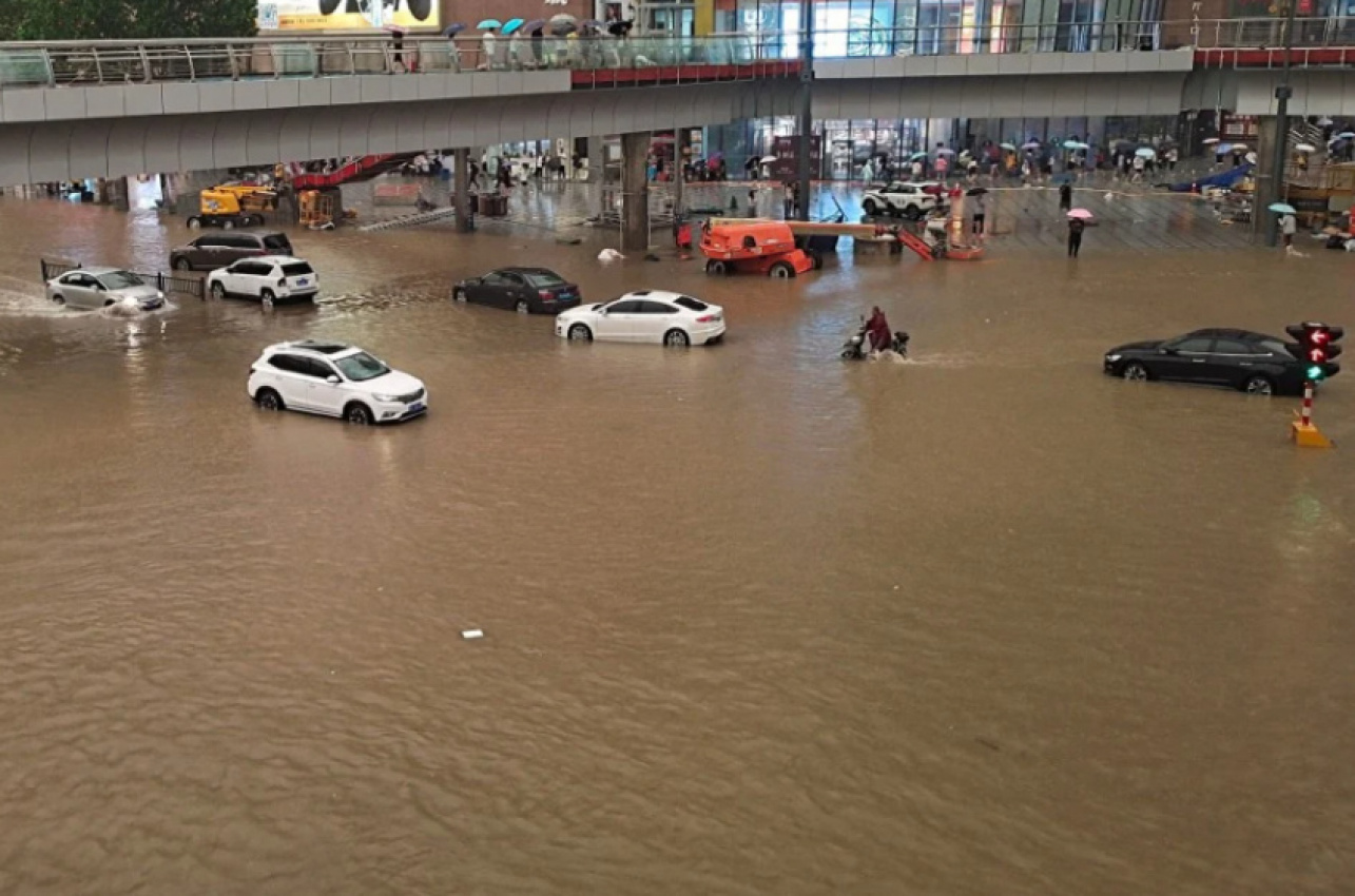autos, cars, auto news, banjir besar, bencana alam, china, kereta api, luoyang, tenggelam, zhengzhou, banjir besar di china tenggelamkan kereta api bawah tanah – 12 maut, 5 cedera, ratusan terselamat