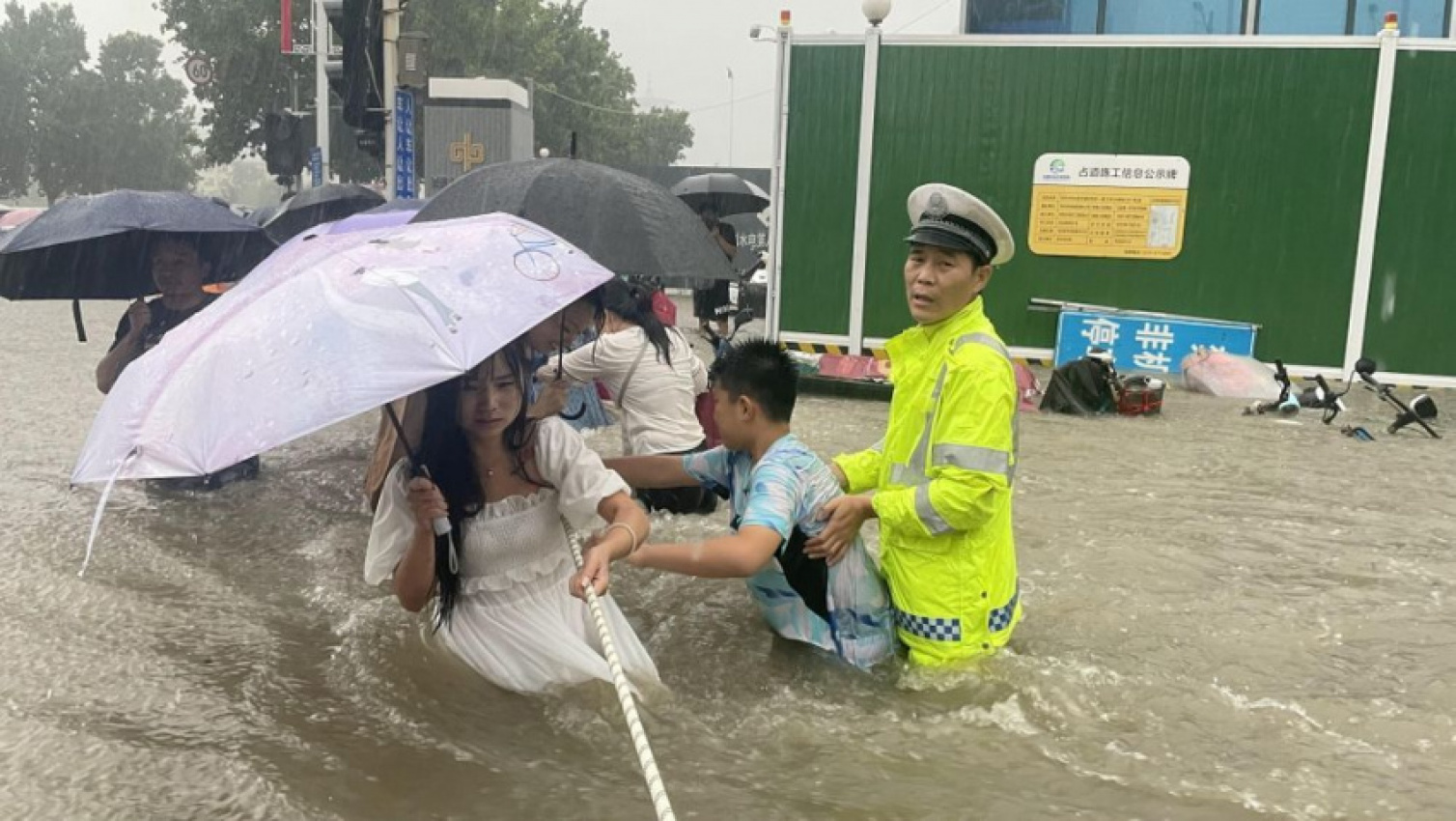 autos, cars, auto news, banjir besar, bencana alam, china, kereta api, luoyang, tenggelam, zhengzhou, banjir besar di china tenggelamkan kereta api bawah tanah – 12 maut, 5 cedera, ratusan terselamat