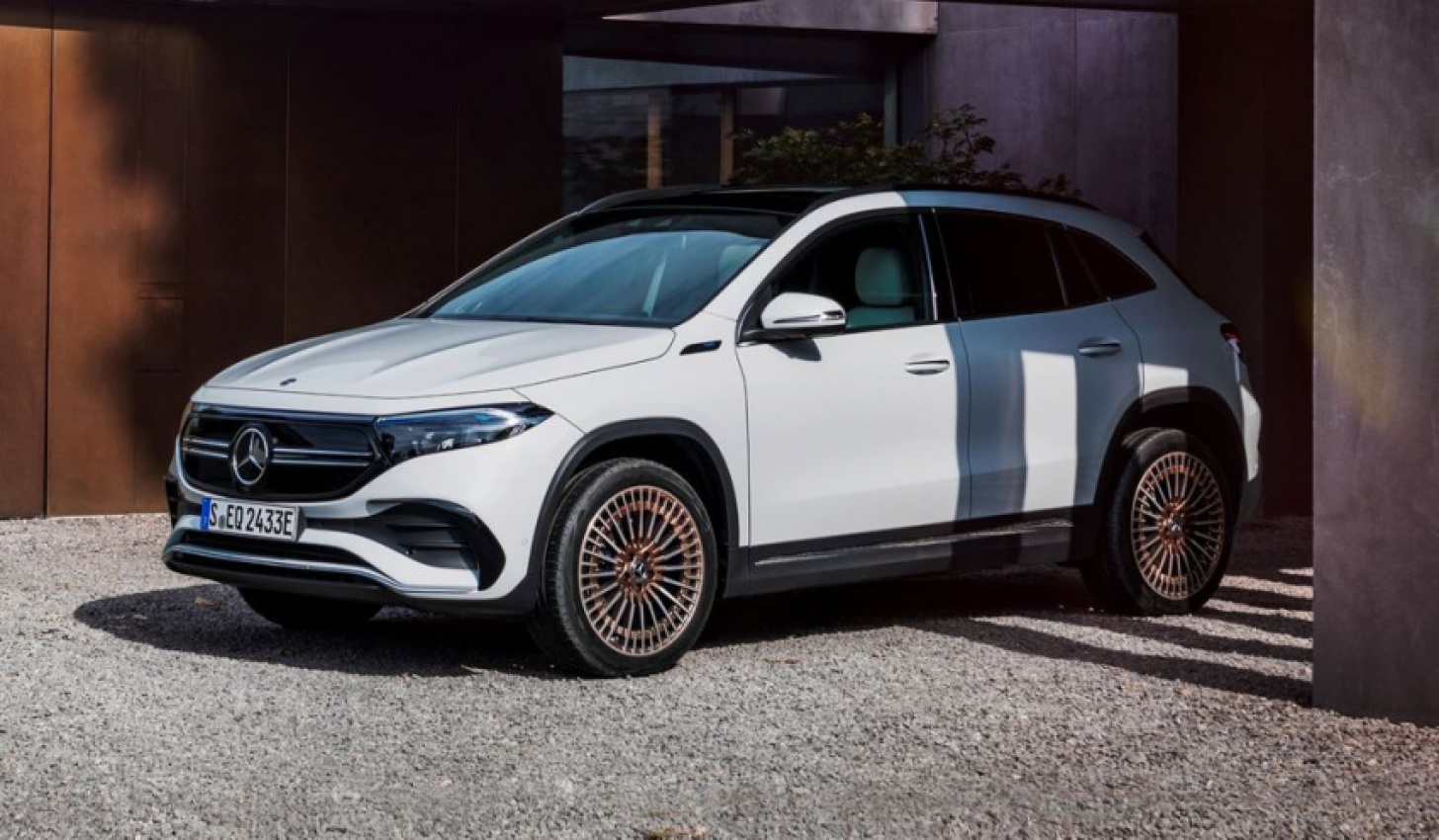autos, cars, mercedes-benz, auto news, crossover, electric, eqa, ev, gla, mercedes, the mercedes-benz eqa is exactly like a gla, but fully electric - genius