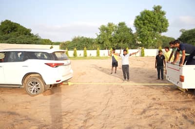 article, autos, cars, mahindra, toyota, fortuner, toyota fortuner, epic tug of war: mahindra bolero camper vs toyota fortuner