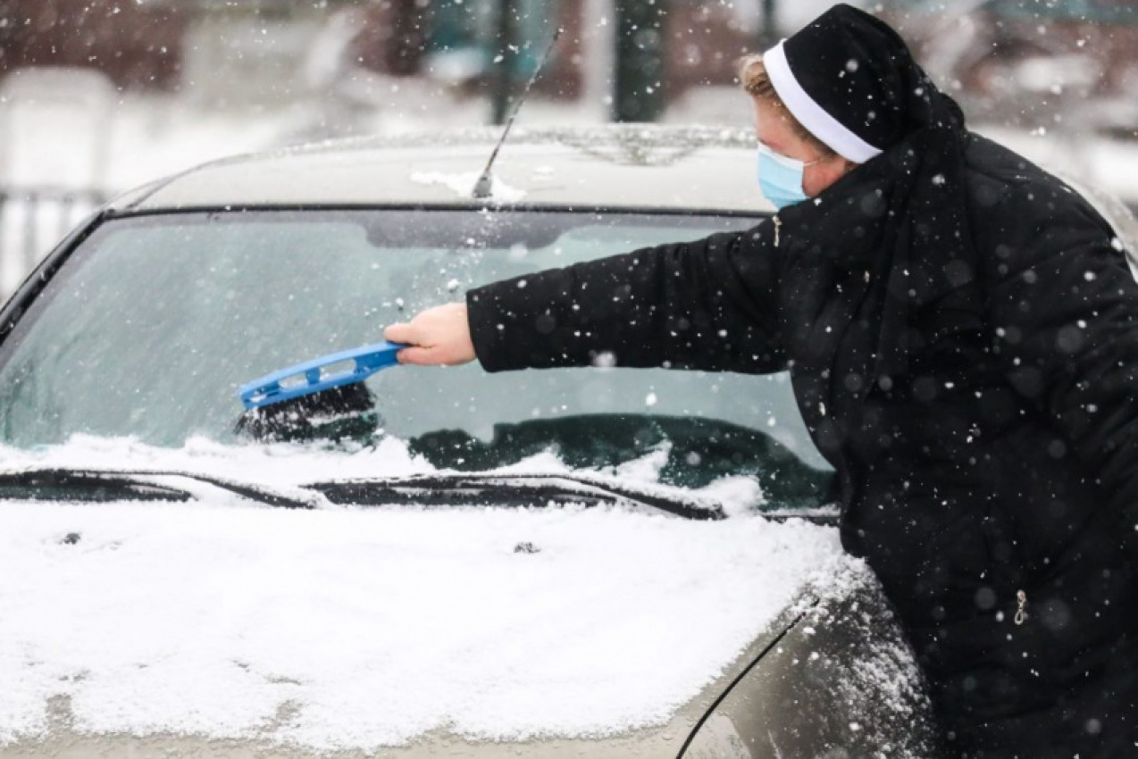 autos, cars, snow, winter, video proof of why you should clean all the snow off your car