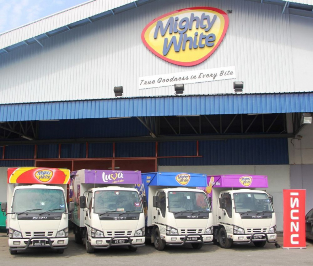 autos, cars, isuzu, auto news, isuzu n-series, isuzu trucks, isuzu malaysia delivers mighty bakery’s 100th truck
