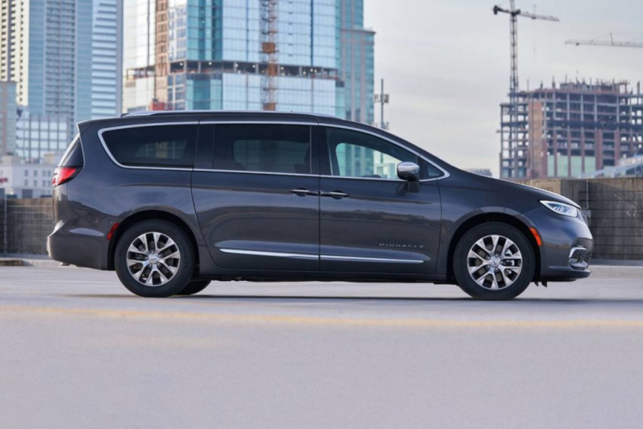 autos, cars, chrysler, pacifica, recall, don’t plug in your chrysler pacifica hybrid until further notice says mysterious chrysler recall
