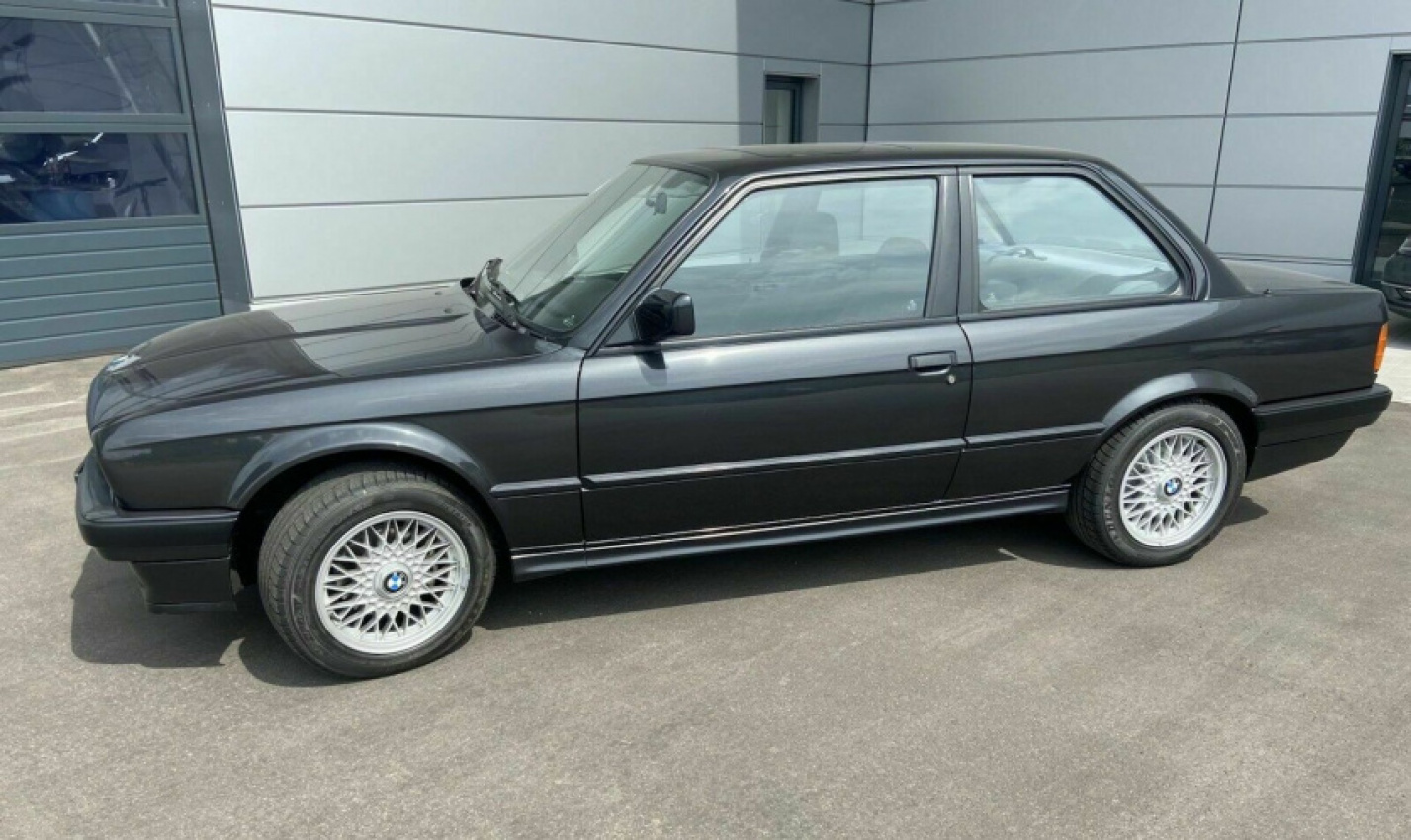 autos, bmw, cars, news, bmw 3 series, bmw 320i, classics, this 1990 bmw 320i is one of the lowest mileage e30s we’ve ever seen