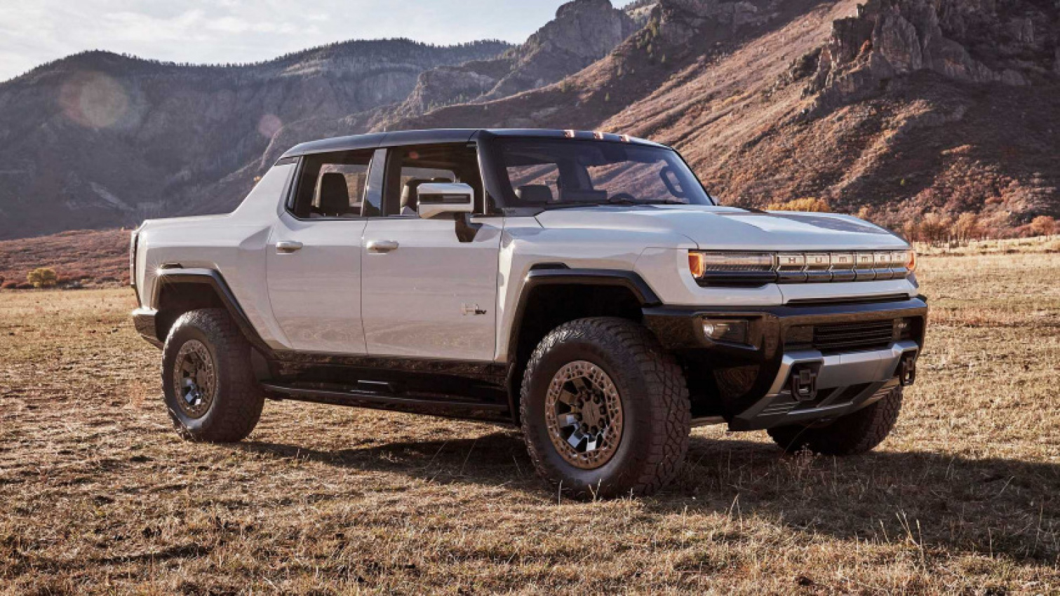 autos, cars, gmc, hummer, the 2022 gmc hummer ev’s battery alone weighs 2,923 pounds