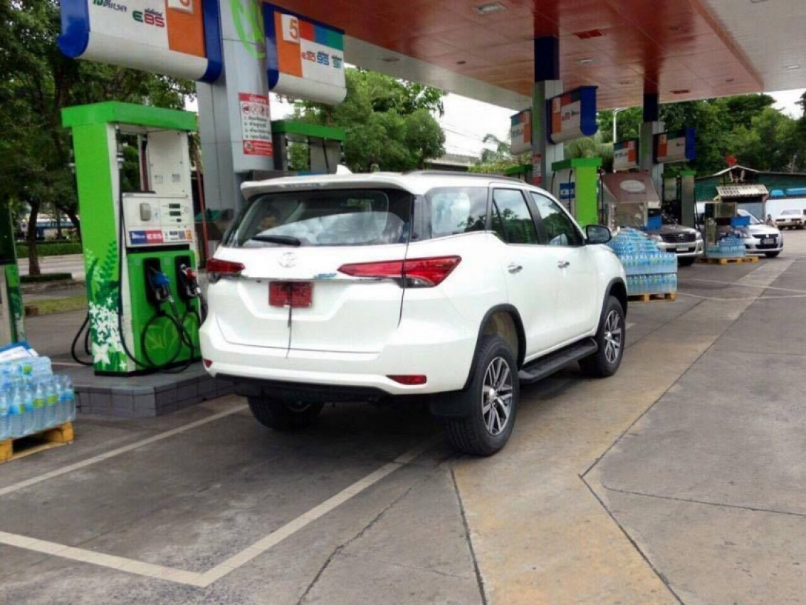 autos, cars, toyota, 2016 toyota fortuner, all-new 2016 toyota fortuner, all-new toyota fortuner, auto news, fortuner, spyshots, toyota fortuner, spyshots: all-new 2016 toyota fortuner spotted at fuel station in thailand