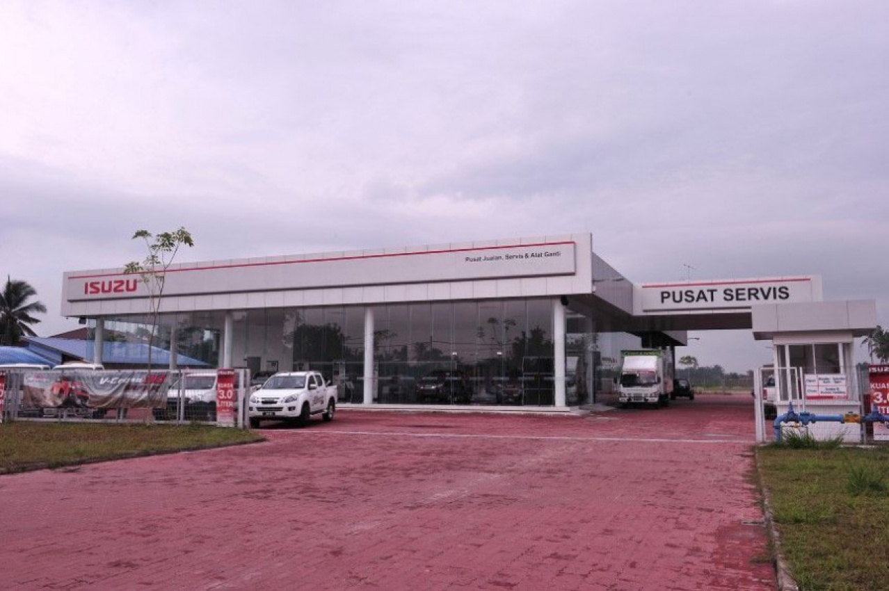 autos, cars, isuzu, auto news, isuzu dealers, isuzu malaysia, isuzu trucks, isuzu malaysia recognizes top truck dealers