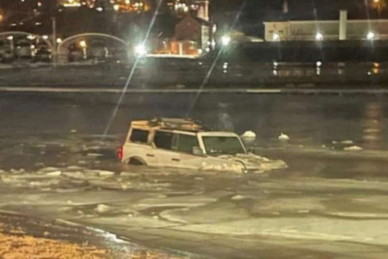 autos, cars, ford, bronco, everglades, ford bronco, rip: this ford bronco took an icy plunge to its death