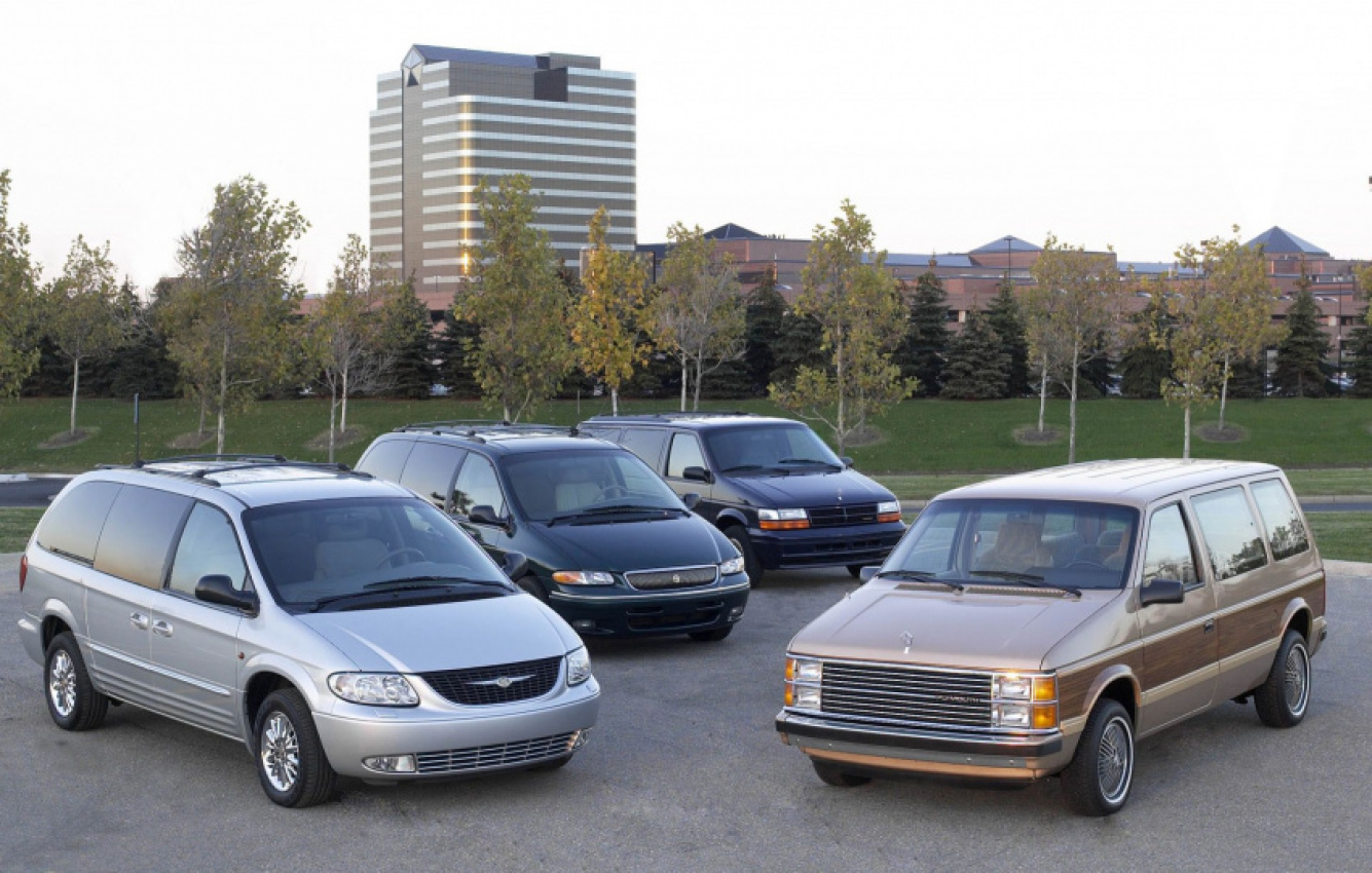 autos, cars, chrysler, mini, looking back on the chrysler minivans that revolutionized the auto industry