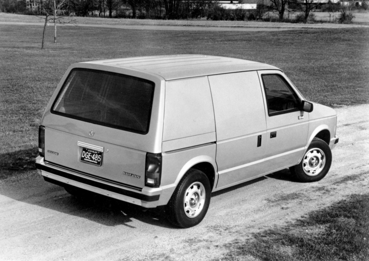 autos, cars, chrysler, mini, looking back on the chrysler minivans that revolutionized the auto industry