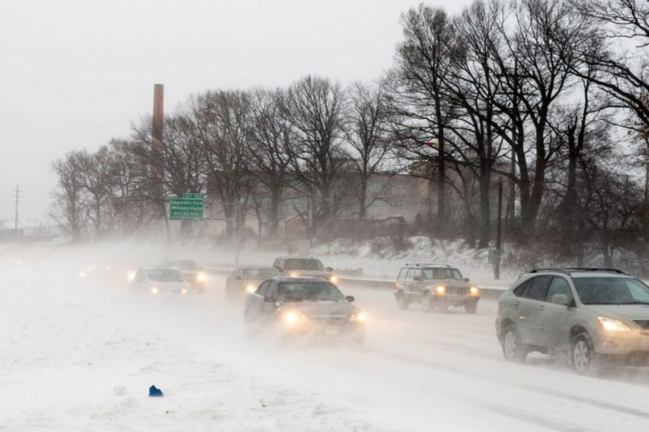 autos, cars, cars, driving, snow, 5 tips for driving a rear-wheel-drive car in the snow