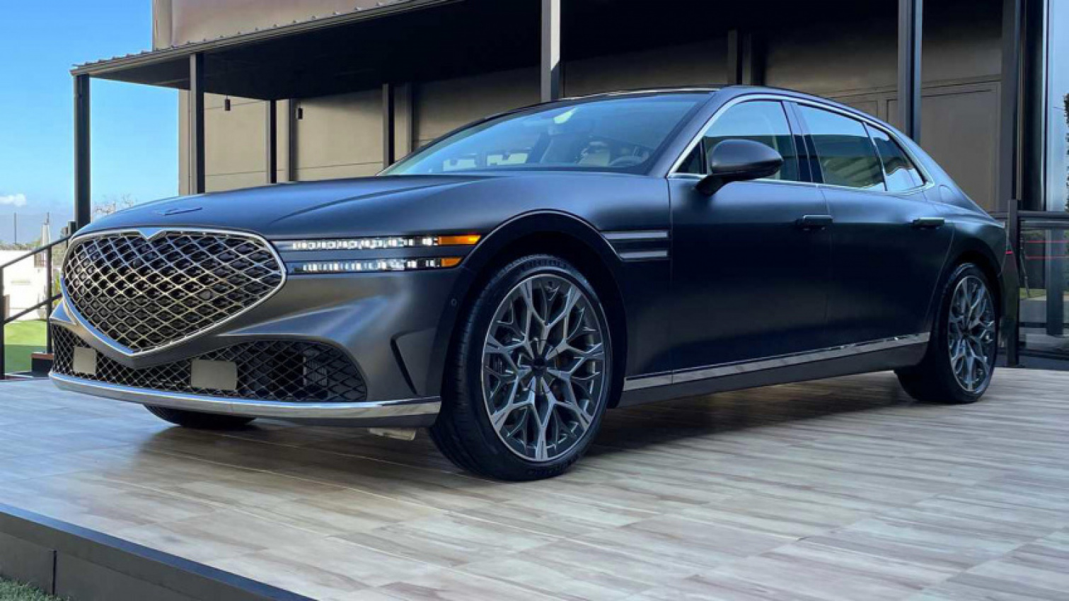 autos, cars, genesis, genesis g90, video: we check out the 2023 genesis g90 up close