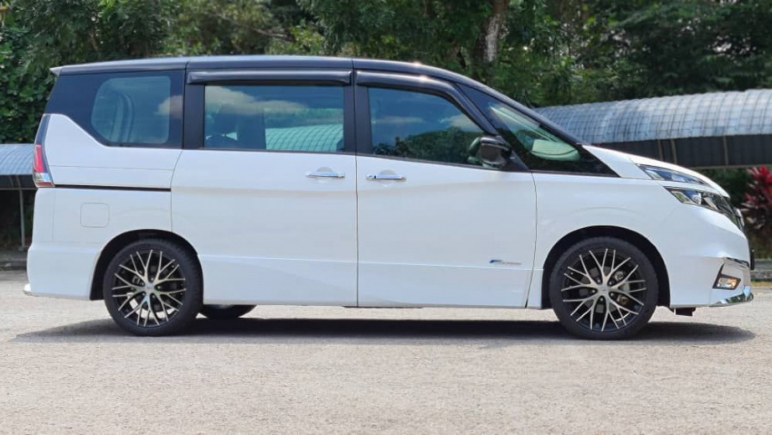 autos, cars, nissan, reviews, nissan serena, nissan serena j impul, nissan serena j impul premium highway star (two-tone colour) - it's all in the space