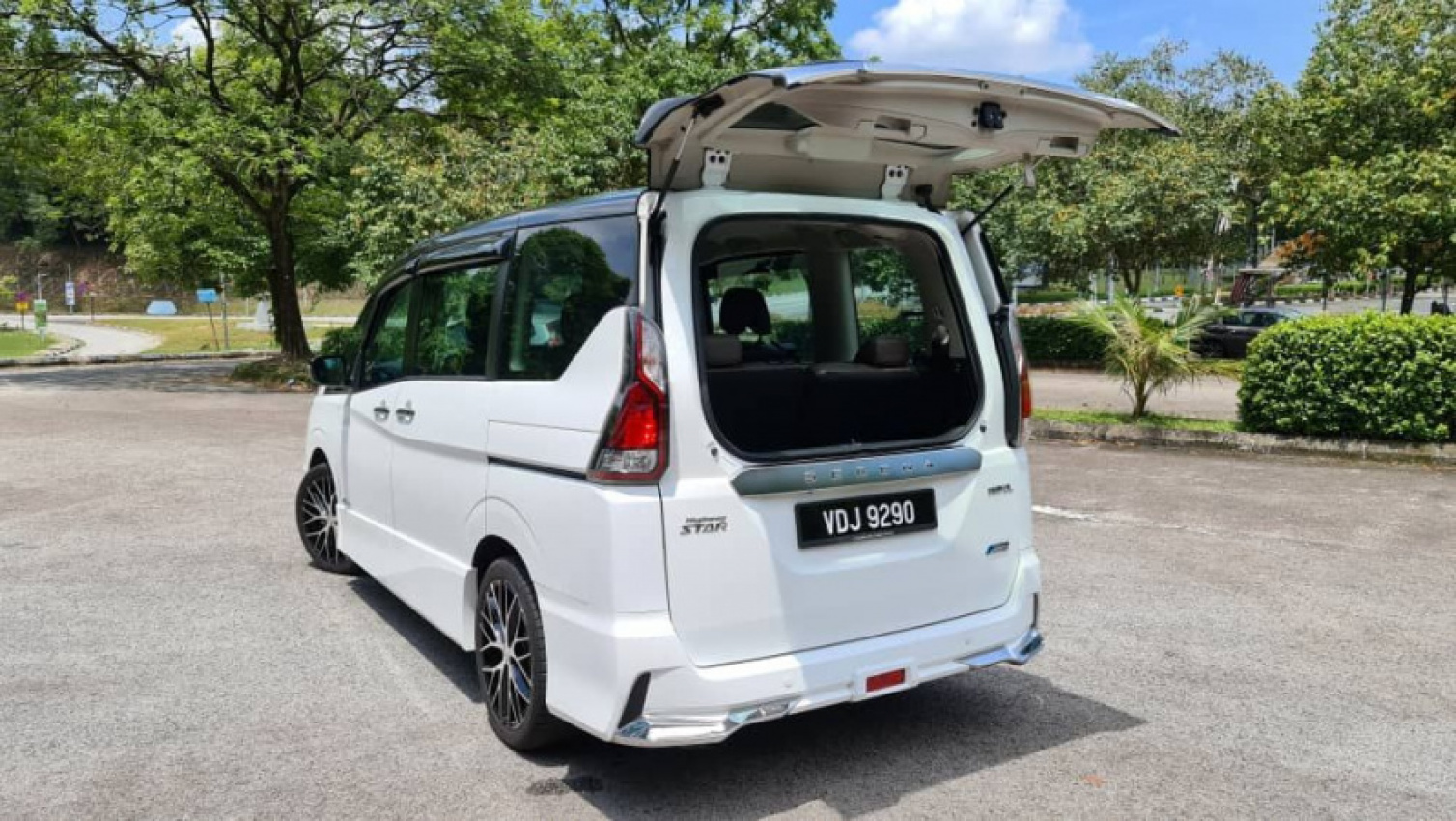 autos, cars, nissan, reviews, nissan serena, nissan serena j impul, nissan serena j impul premium highway star (two-tone colour) - it's all in the space