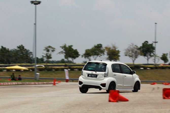 autos, cars, reviews, driver academy, driver training, insights, self improvement, five things you can do to be a better driver