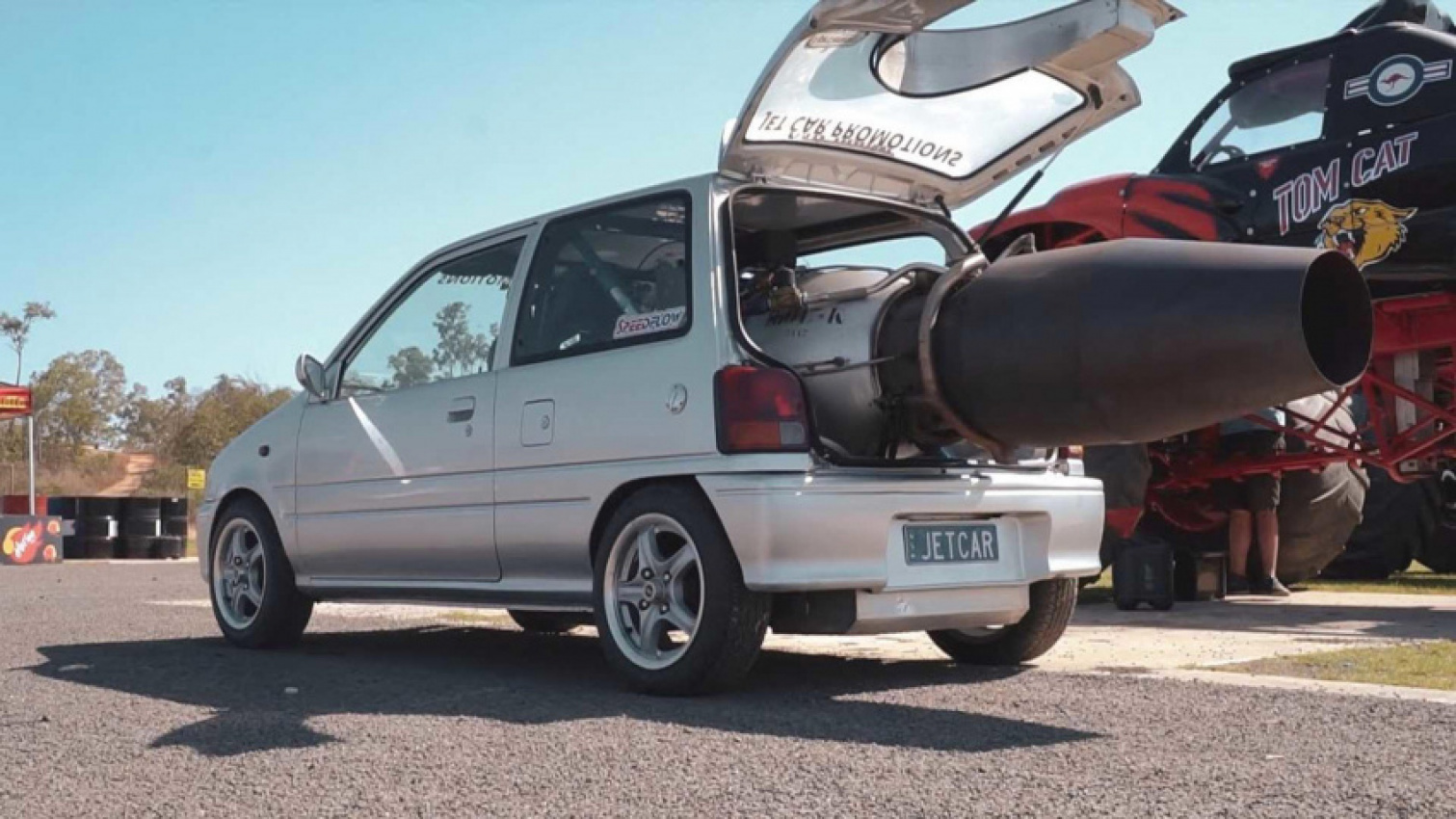 autos, cars, daihatsu, vídeo: este pequeño daihatsu mira se ha convertido en un jet car