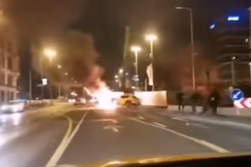 autos, cars, crash, kia, electric vehicles, video, kia ev6 catches fire after slamming into concrete barrier