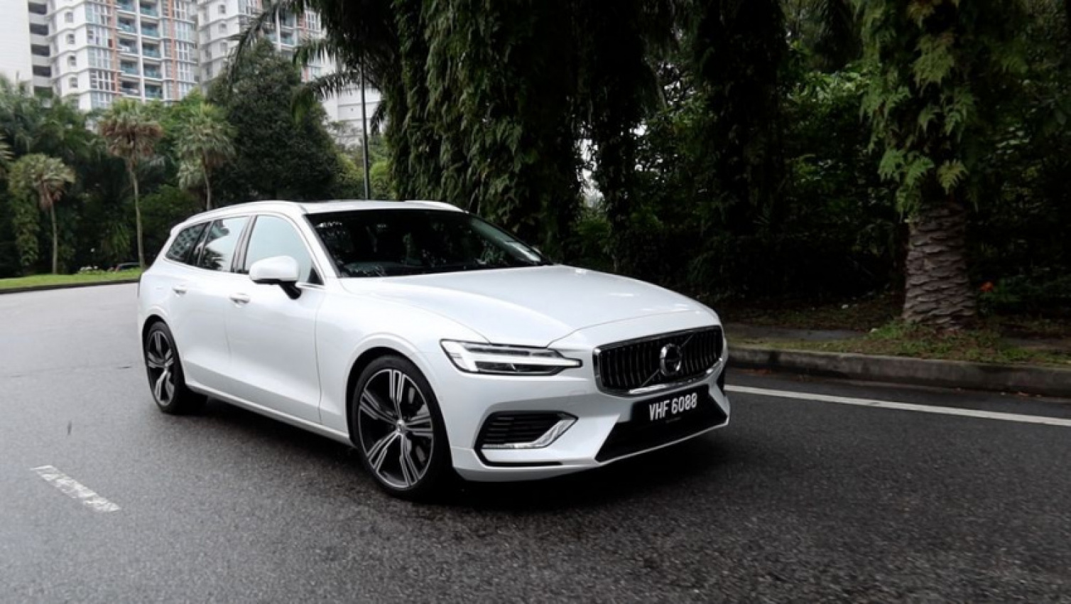 autos, cars, reviews, volvo, android, bev, c40, phev, review, s60, v60, vcm, volvo car malaysia, volvo v60, volvo v60 recharge t8 inscription, xc40, xc60, android, review: 2022 volvo v60 - it is the volvo to own!