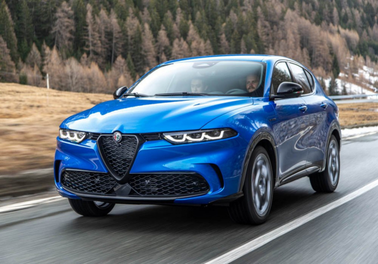 alfa romeo, autos, cars, reviews, alfa romeo f1 drivers take the tonale suv for a spin in italy
