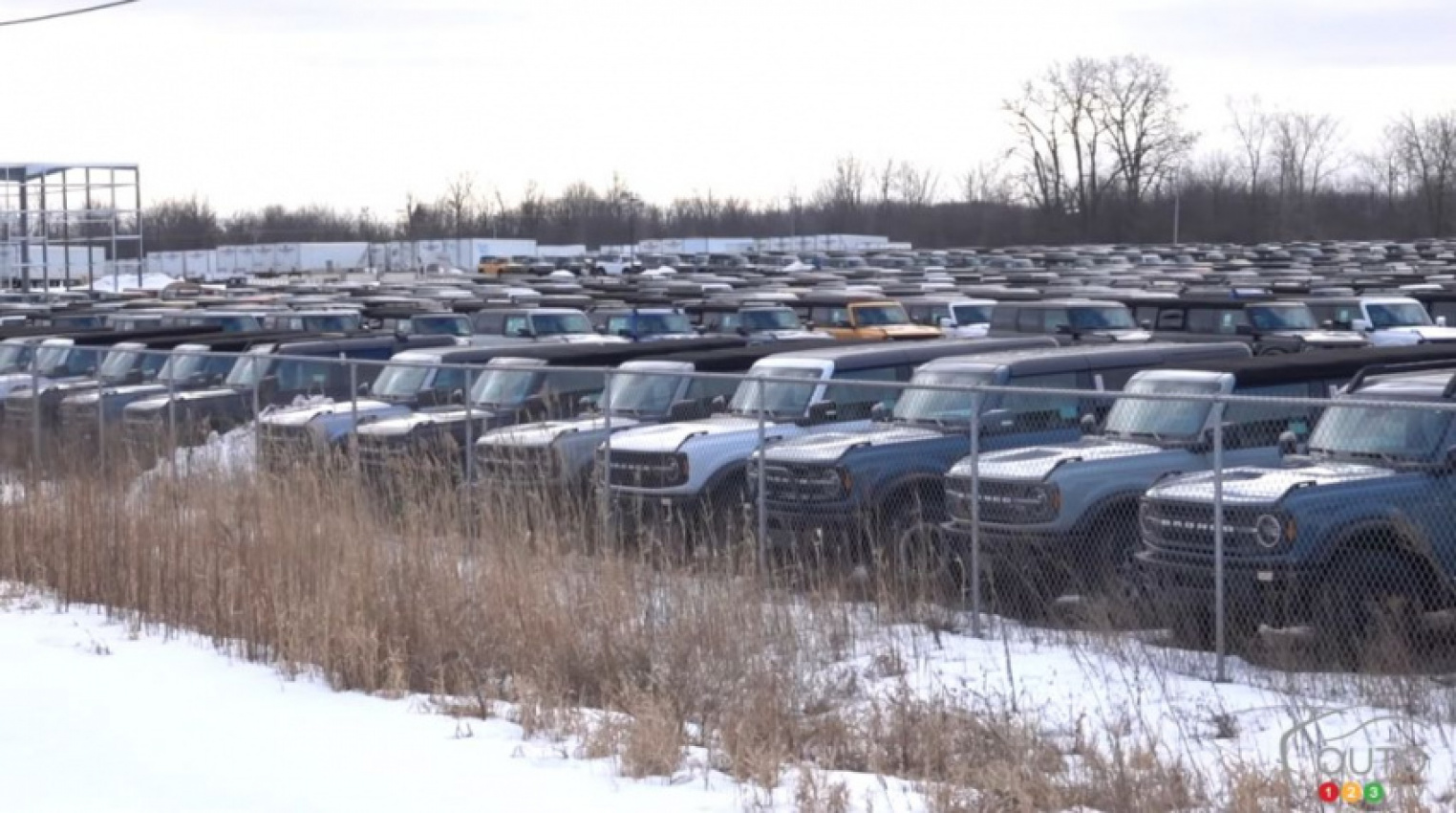 autos, cars, ford, reviews, ford bronco, ford hub-news auto123 industry car-production bronco ford, thousands of ford broncos waiting for parts to be delivered