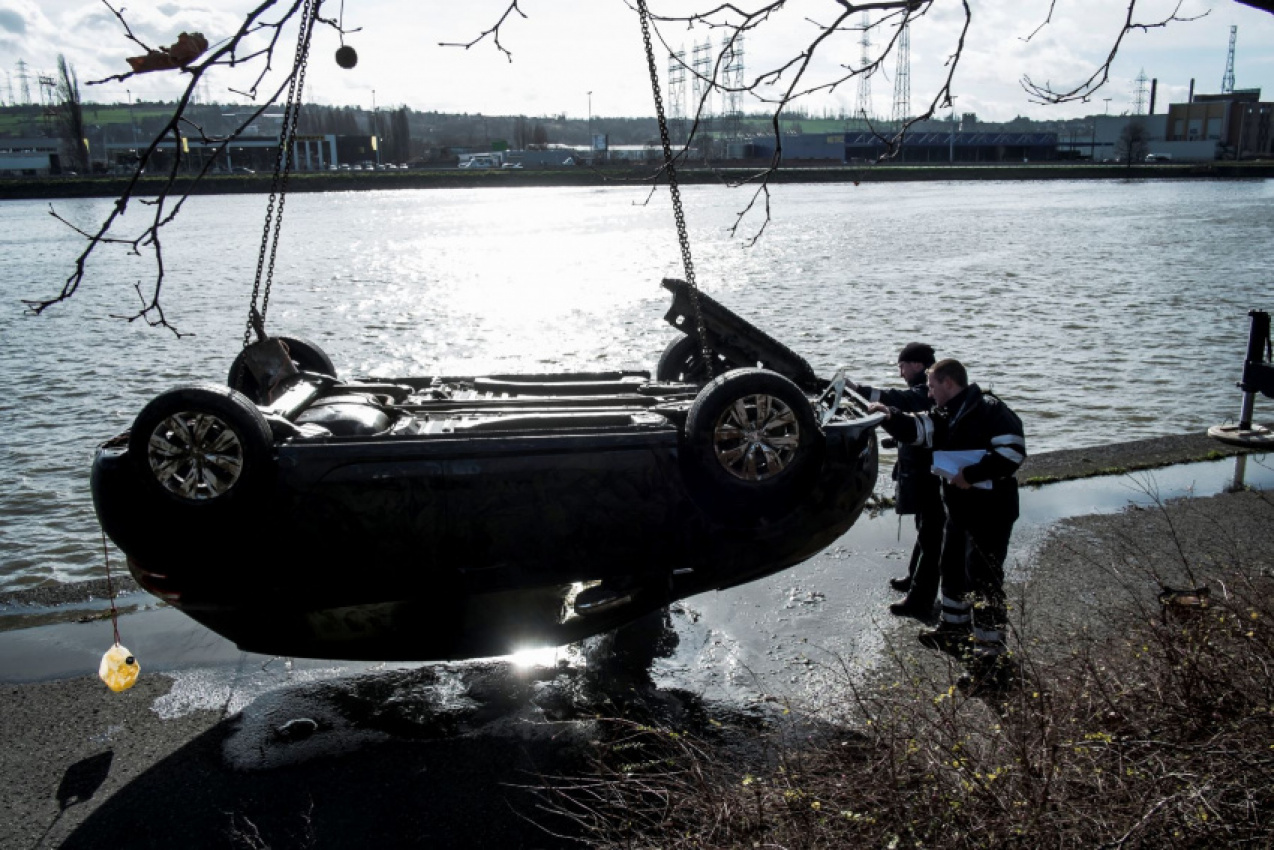 autos, cars, car accidents, car safety, 21 years after 2 teens went missing a scuba-diving amatuer investigator found their car in a river