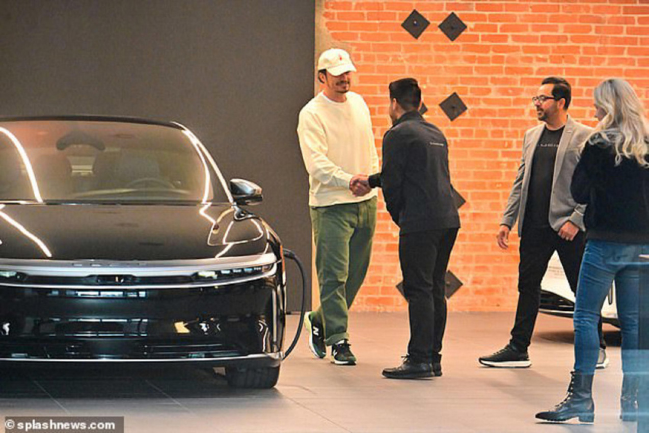 autos, cars, lucid, orlando bloom is overjoyed as he picks up his new lucid electric car