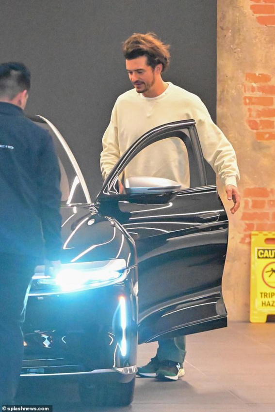 autos, cars, lucid, orlando bloom is overjoyed as he picks up his new lucid electric car