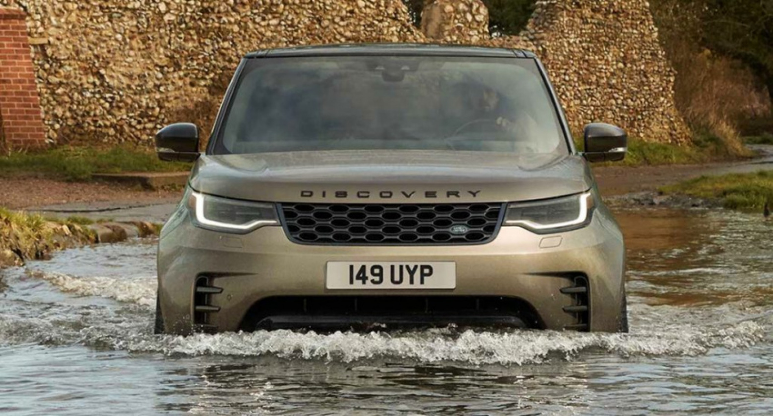 autos, cars, land rover, land rover discovery, land rover discovery goes swimming after off-road shenanigans