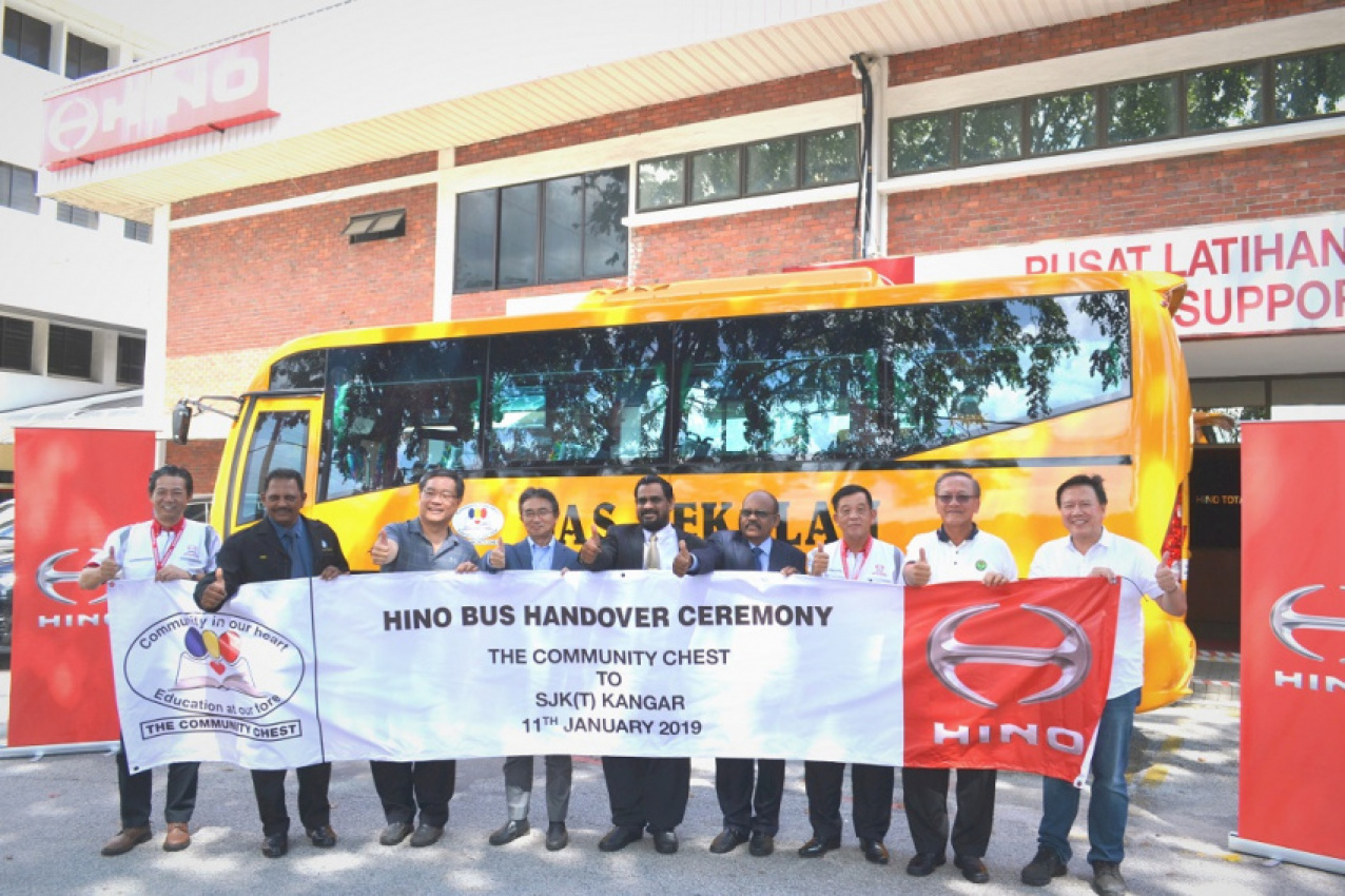 autos, cars, commercial vehicles, hino, hino motors, hino motors sales (malaysia) sdn bhd, malaysia, perlis, school bus, the community chest, hino hands over school bus to the community chest to ferry sjk (t) kangar students