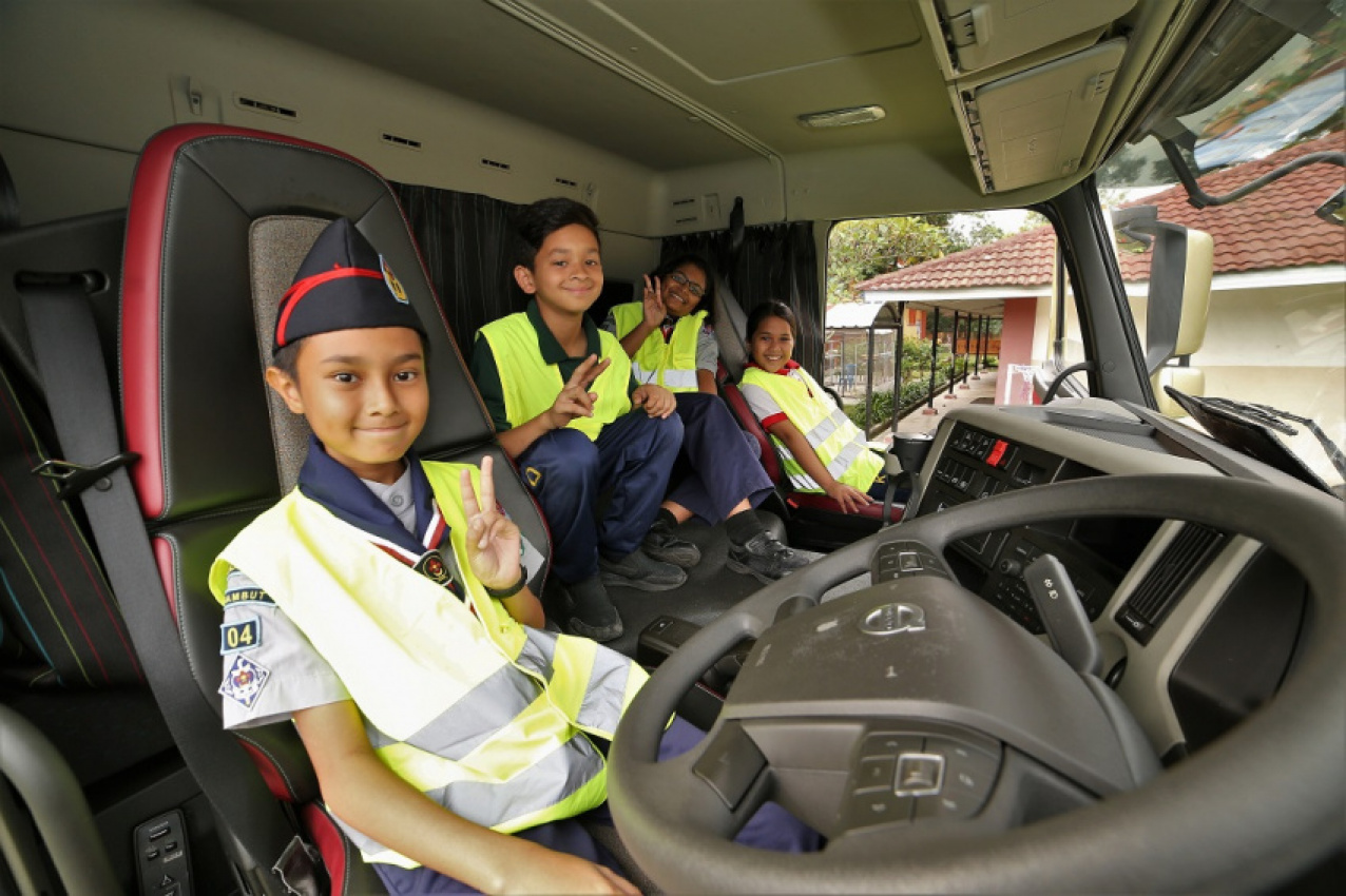 autos, car brands, cars, volvo, cars, malaysia, road safety, safety, trucks, volvo cars, volvo trucks, volvo continues commitment to road safety; celebrates 2nd year of partnership with kidzania