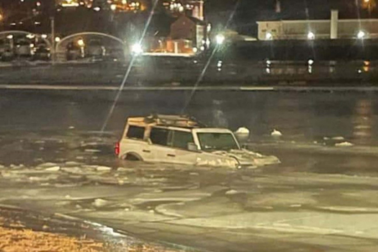 autos, cars, ford, bronco, ford bronco, fyi: the ohio river is too deep for a ford bronco