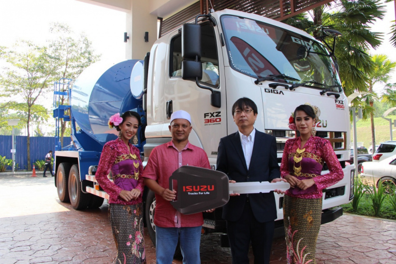 autos, cars, commercial vehicles, isuzu, cement mixer truck, malaysia, trucks, isuzu malaysia marks launch of new giga cement mixer truck with delivery of two units