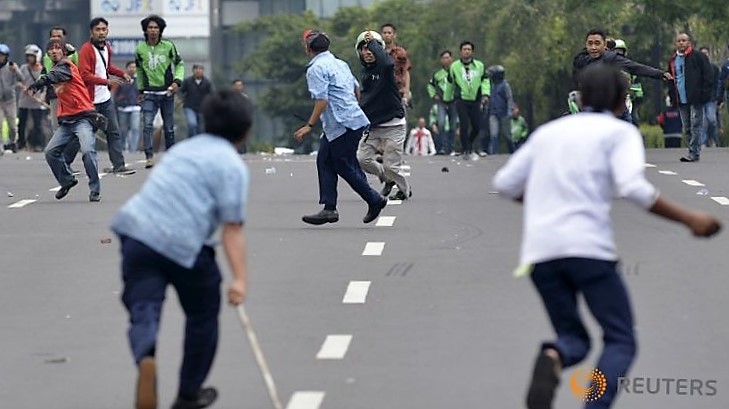autos, cars, featured, grabcar, uber, ride-hailing apps illegal after violent protest by indonesia taxi drivers