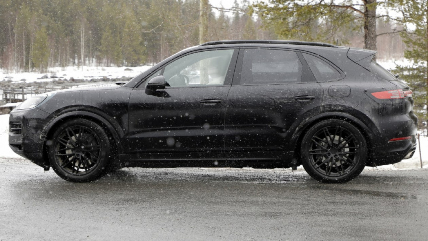 autos, cars, porsche, android, performance cars, plug-in hybrid cars, porsche cayenne, suvs, vnex, android, new 2022 porsche cayenne facelift caught on camera with less camouflage
