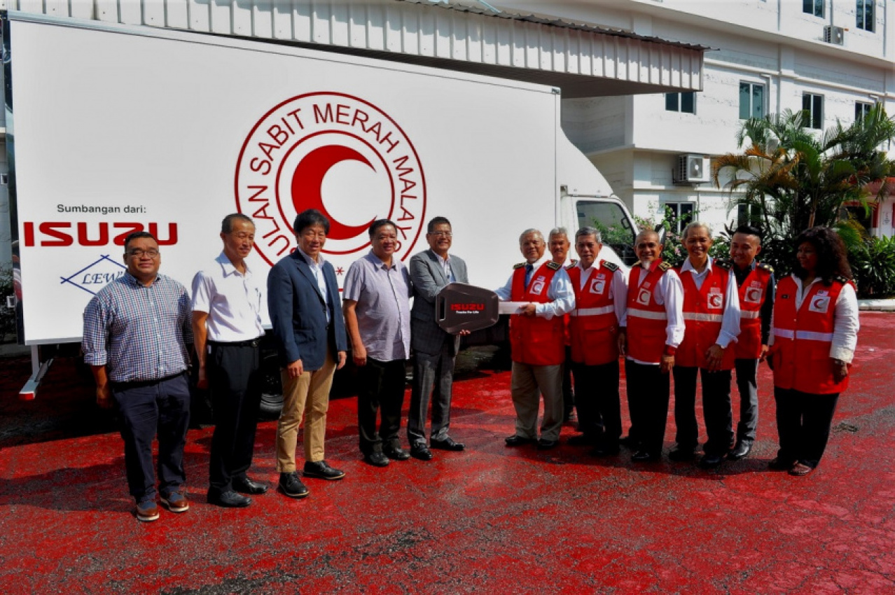autos, car brands, cars, isuzu, malaysian red crescent society, isuzu malaysia donates truck to red crescent society