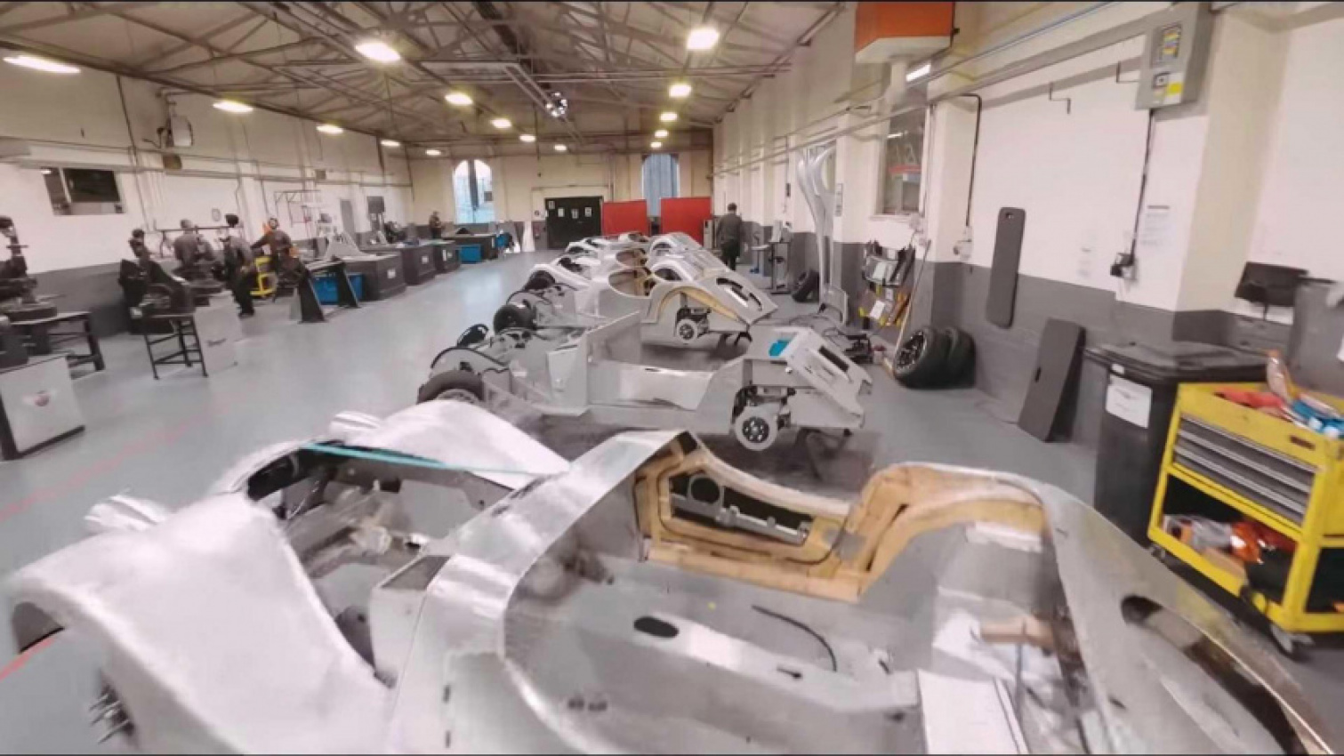 autos, cars, morgan, morgan nous fait visiter son usine d'assemblage par drone