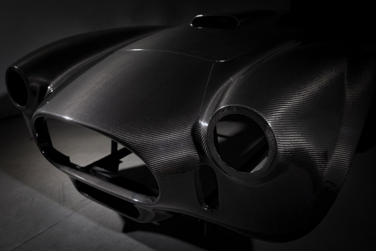 autos, cars, shelby, lightweight snake: body shell of new shelby cobra weighs just 88 pounds