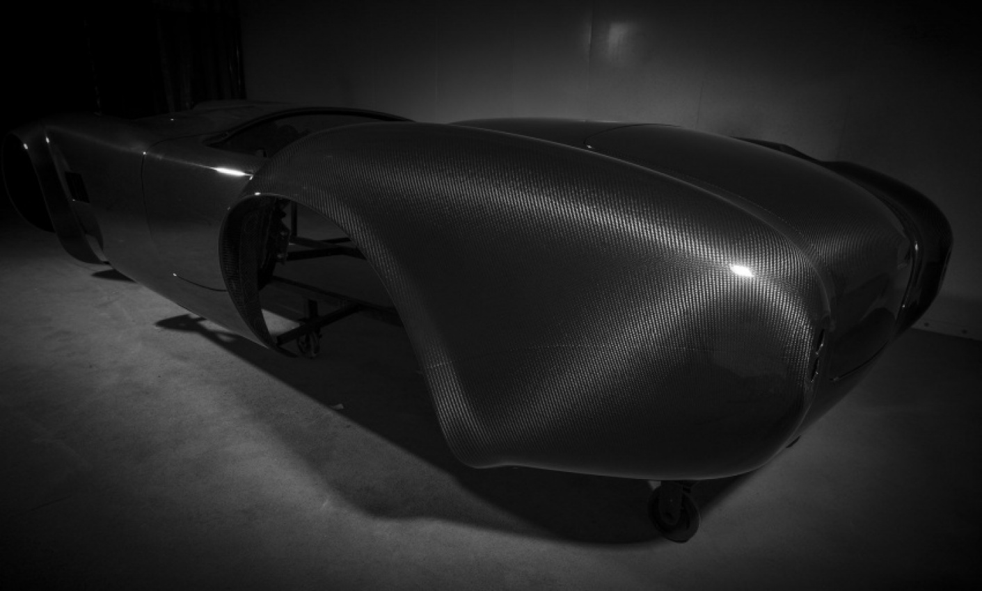 autos, cars, shelby, lightweight snake: body shell of new shelby cobra weighs just 88 pounds