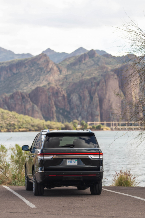 autos, cadillac, cars, lincoln, lincoln navigator, 2022 lincoln navigator first drive review: an updated land yacht coming for cadillac’s ass