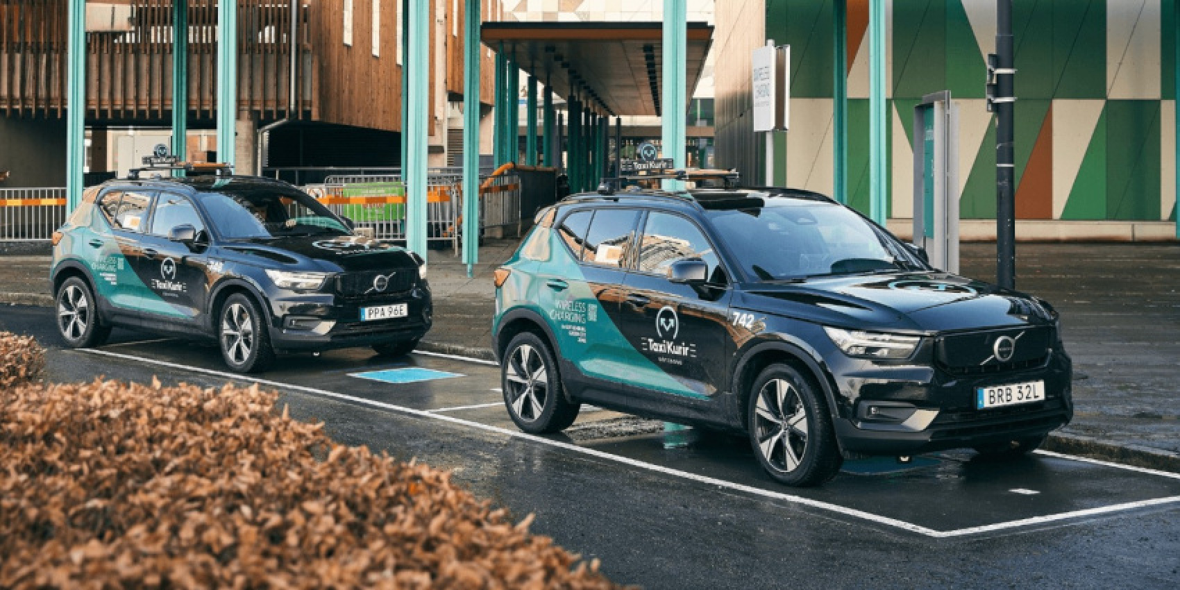 autos, cars, electric vehicle, energy & infrastructure, volvo, cabonline, charging infrastructure, gothenburg, inductive charging, momentum dynamics, sweden, vattenfall, xc40 recharge, volvo tests inductive charging in gothenburg