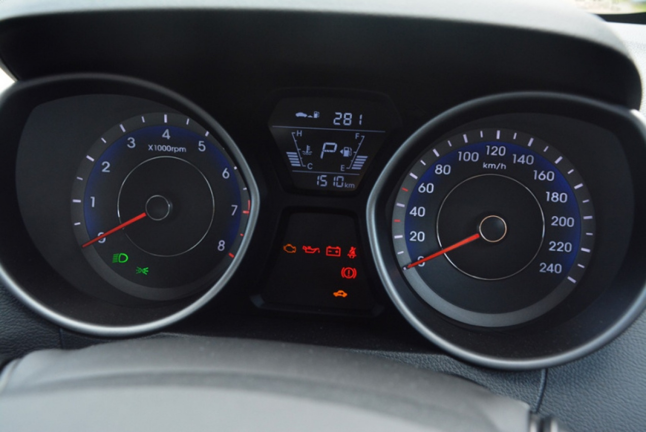 autos, cars, featured, hyundai, elantra, elegance, facelift, hyundai elantra, 2015 hyundai elantra 1.6 test drive review