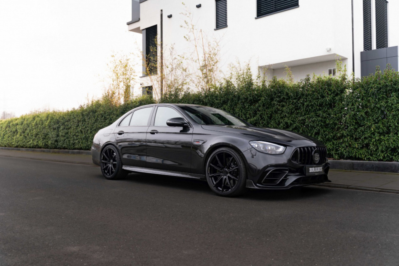 autos, cars, hp, mercedes-benz, mg, news, brabus, mercedes, mercedes e-class, mercedes e63 amg, mercedes videos, tuning, video, brabus 900 is a blacked-out mercedes-amg e 63 s with 888 hp